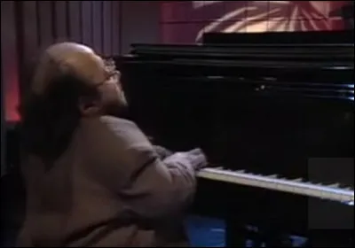 Rachelle Ferrell - qui ne passera pas par "The Voice" - a une voix hors du commun qui couvrirait [combien ?] octaves, notamment en registre de ... ! Qui l'accompagne au piano (ci-dessus) dans cette version très "sèveuse" des "Feuilles mortes" ?