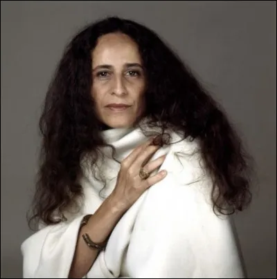 Elle est considérée - à juste titre - comme l'une des plus grandes chanteuses, compositrice et même "penseuse" de la musique populaire brésilienne : c'est dire ! Qui est-elle ?