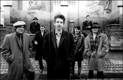 Shane MacGowan [de quel groupe ?] ne sait jamais vanté d'être un modèle de vertu, ni d'élégance : L'un de ses compatriotes [le(s)quel(s) ?] s'est même permis de le railler ignominieusement ! Quel était son style, déjà ?