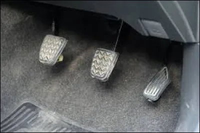 Dans le véhicule, la pédale d'embrayage se situe au milieu.