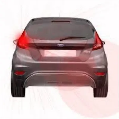 Les feux de brouillard arrière peuvent être utilisés en cas de pluie.