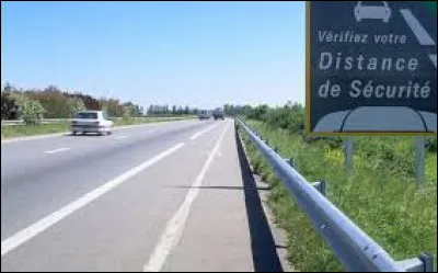 La distance de sécurité entre deux voitures si on roule à 130 km/h doit être de 78 mètres environ.