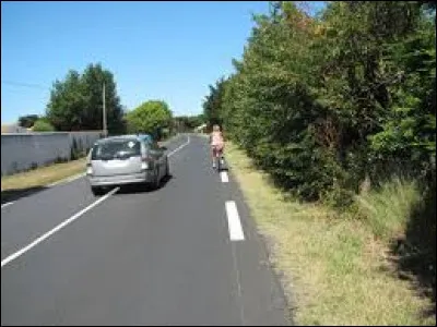 Si je ne conduis pas en agglomération et que l'on souhaite dépasser un cycliste, il faut laisser une distance d'au moins 1,50 mètre entre le véhicule et le cycliste.