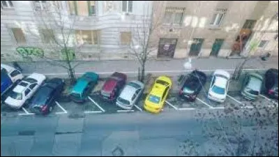 Les trois façons de stationner sont : épis, bataille et créneau.