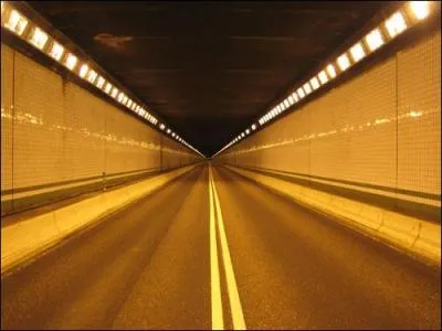 Dans un tunnel éclairé, hors agglomération, je peux allumer :