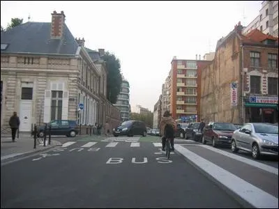 En agglomération, pour dépasser un cycliste, je laisse un écart de