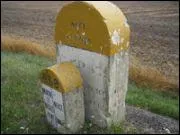 Une borne kilométrique sur le bord d'une route avec le sommet jaune m'indique que je suis sur une route :