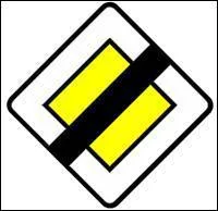 Aprés ce signal je vais obligatoirement laisser la priorité à droite :