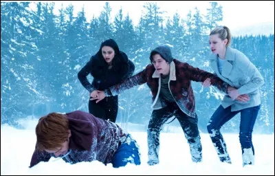 Qui Archie sauve-t-il dans cette scène ?