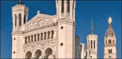 Dans quelle ville fran&ccedil;aise se situe la Basilique Notre-Dame de Fourvi&egrave;re ?