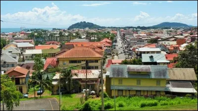 Nous sommes dans la ville chef-lieu de Guyane. Dans quelle ville sommes-nous ?