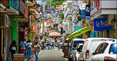 Nous sommes dans la ville chef-lieu de Martinique. Comment s'appelle-t-elle ? (Indice : son nom fait référence à une construction.)