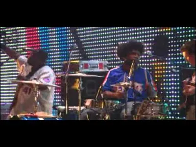 De quel groupe est issu le batteur de la formation scénique de Jay-Z durant ce concert ?