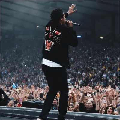 Quel rappeur décédé a sa tête imprimée sur le t-shirt que Jay-Z porte au début de son concert ?