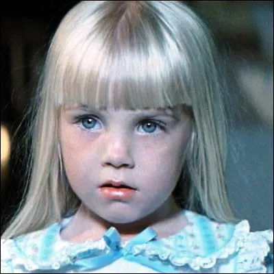 Dans quel film d'horreur produit par Steven Spielberg entend-on la petite Carol Anne dire "Ils sont ici" ?