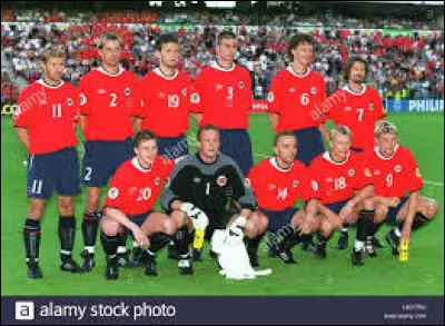 Quelle nation scandinave créa la surprise en battant l'Espagne lors du premier match ?