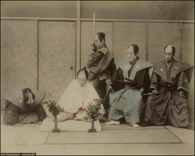 Au Japon, jusqu'en 1868, une personne qui avait été déshonorée par exemple à cause d'un adultère était amenée à commettre un suicide par la méthode traditionnelle du hara-kiri. A qui ce type de mort était-il réservé ?