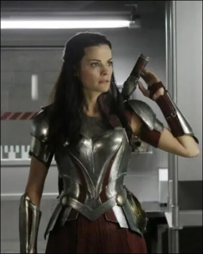 Qui est la guerrière Asgardienne qui est à la poursuite de Lorelei ?