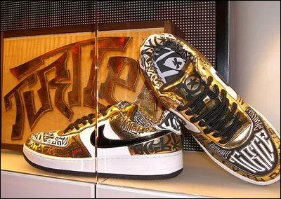 Quel grand producteur parvient à avoir une paire de Nikes exclusives lors d'une raffle dans laquelle Vince et Turtle font la queue ?