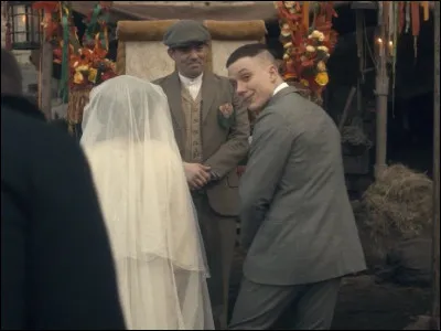 Pour quelle raison John épouse-t-il Esme ?