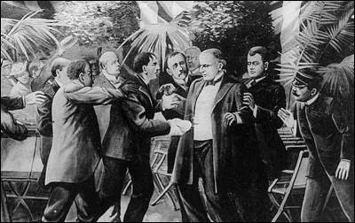 Avec Abraham Lincoln, James Garfield et John Fitzerald Kennedy, quel quatrième président américain a été assassiné au cours de son mandat ?