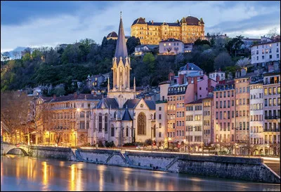 Je suis le chef-lieu de cette région. Que suis-je ?