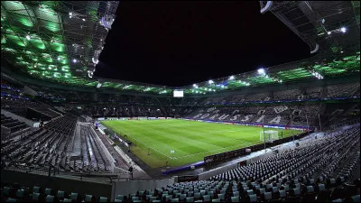 Quel club allemand joue au Borussia Park ?
