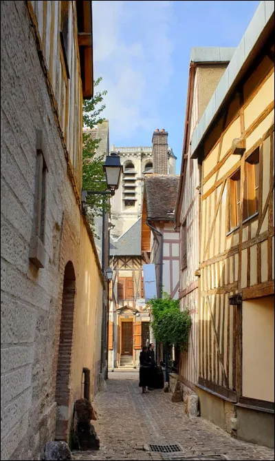 Quel évêque arrêta le fléau de Dieu Attila aux portes de Troyes en 451 et devint le saint patron de la ville ?