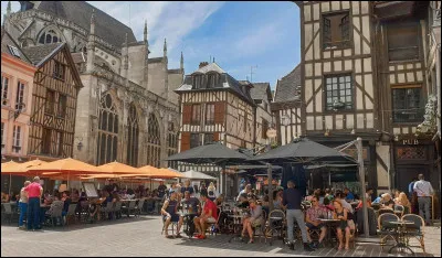 Au XVIe siècle, un incendie fut particulièrement dévastateur pour la ville de Troyes. Un tiers de la cité fut détruit. En quelle année exactement ?