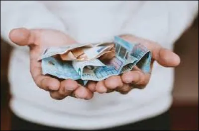 On va dire que tu as aidé la vieille dame et emmener ses courses chez elle. Pour te récompenser, elle veut te donner un peu d'argent. Que dois-tu faire ?