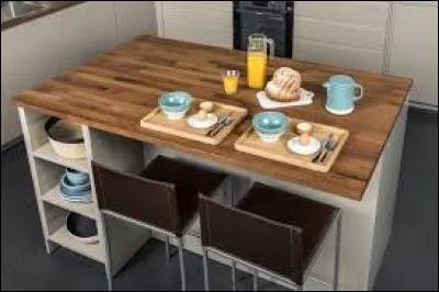 Ta mère te demande de faire la table pendant qu'elle est chez le coiffeur. Elle te dit qu'elle en a pour 30 minutes environ. Tu regardes ta montre et tu vois que 25 minutes sont déjà passées. Tu n'as pas vu l'heure passer. Ta mère ne va pas tarder. Que faire ?