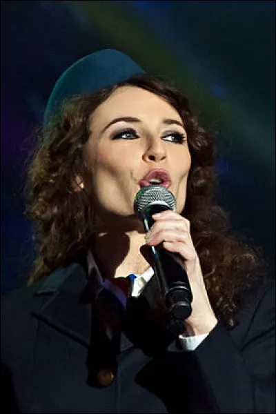 1988 > Sans faire triolet, une chanteuse [nom de scène ?] de 16 ans débarque "Un jour...". Dix ans plus tôt, cette nièce de [quel actrice ?] jouait dans [titre du film ?] de Claude Miller avec Ventura et Serrault !