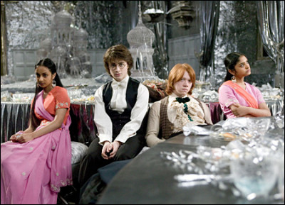 Qui accompagne Hermione au bal de Noël ?