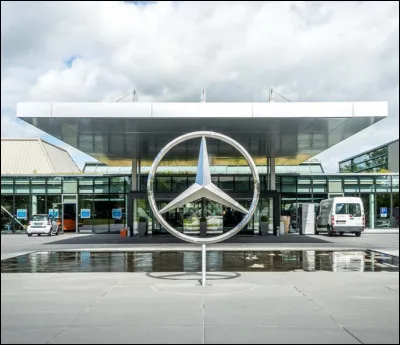 Dans quelle ville le constructeur automobile Mercedes est-il implanté ?
