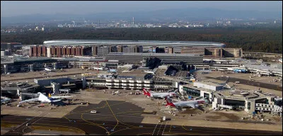 Dans quelle ville le plus grand aéroport d'Allemagne se trouve-t-il ?