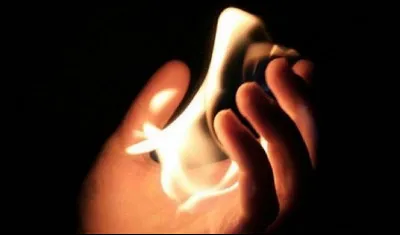 Quel est le nom du guérisseur qui soulage les brûlures par des rituels comme l'apposition des mains ?