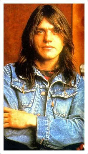 Qu'est-ce que fait Malcolm Young dans le groupe ?
