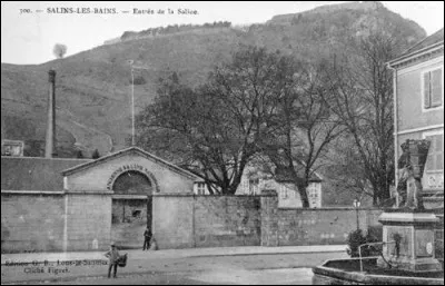 La Grande Saline était protégée par un mur d'enceinte. Combien de portes comptait-il ?