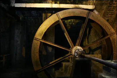 Par quoi la roue de la Grande Saline est-elle actionnée ?