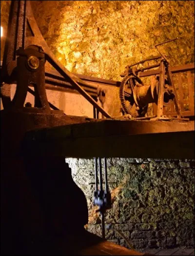 Le forage de la saline descend à 246 mètres de profondeur. Son diamètre moyen est de 20 centimètres. Comment a-t-il été réalisé ?