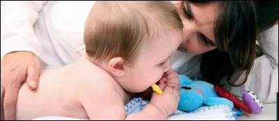 À quel âge peut-on mettre bébé sur le ventre ?