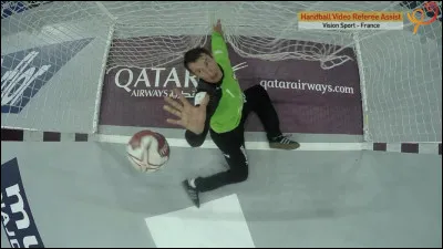 En effectuant un renvoi, le gardien touche le ligne de but avec son pied, que se passe-t-il ?