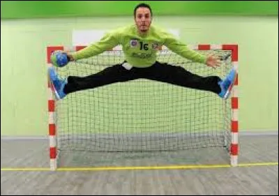 Le gardien touche la ligne de limitation des 4 m&egrave;tres avec un pied apr&egrave;s le coup de sifflet d'ex&eacute;cution d&acute;un jet de 7 m. Le ballon passe au-dessus du but. Que se passe-t-il ? (plusieurs r&eacute;ponses)