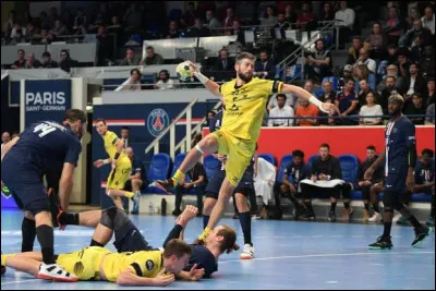 Le joueur (A) re&ccedil;oit le ballon alors qu'il est d&eacute;marqu&eacute; en position de pivot. Le joueur (B) retient son bras tireur. Quelles sont les d&eacute;cisions correctes ?