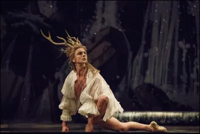 Ce pauvre Actéon sera transformé en cerf puis dévoré par ses propres chiens, simplement pour avoir maté une déesse nue en train de se baigner. Qui est-elle ?