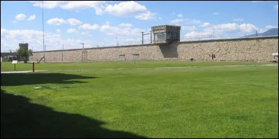 Ce grand espace permet aux détenu(e)s de se distraire pendant vingt minutes une fois par jour. Chaque quartier dispose de ce terrain. Par souci de sécurité, seules 20 personnes peuvent se retrouver ensemble. Comment appelle-t-on cet espace ?