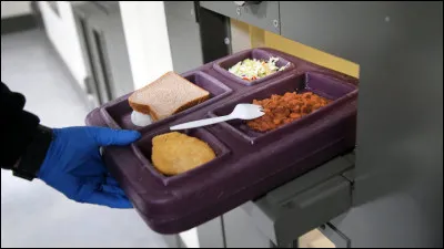 La prison ne possède pas de réfectoire, les repas sont livrés directement dans les cellules. Combien de compartiments à un plateau ?