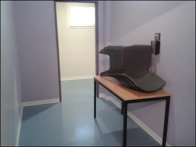Huit salles de ce type se trouvent au sein du centre pénitentiaire et permettent à un détenu de parler à un proche. Ceci est...