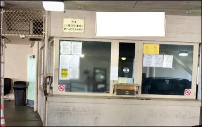 Nous passons ensuite devant ce poste qui abrite le bureau des surveillants. Comment s'appelle leur métier ?