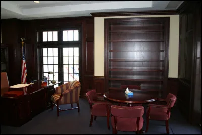 Qui a la gestion de la prison sur le site en lui-même ?